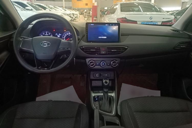 Used Hyundai Celesta 2018 1.6L Automatic GL Enjoyment Edition China VI compliant Center Console