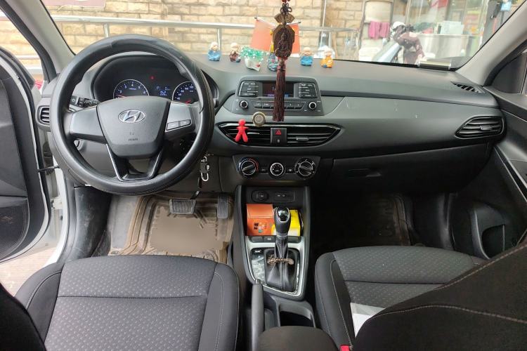 Used Hyundai Celesta 2018 1.6L Automatic GL Enjoyment Edition China VI compliant Center Console