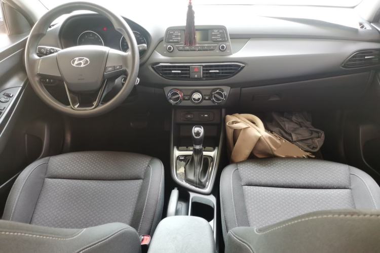 Used Hyundai Celesta 2018 1.6L Automatic GL Enjoyment Edition China VI compliant Center Console