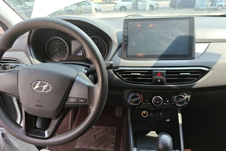 Used Hyundai Celesta 2018 1.6L Automatic GL Enjoyment Edition China VI compliant Center Console