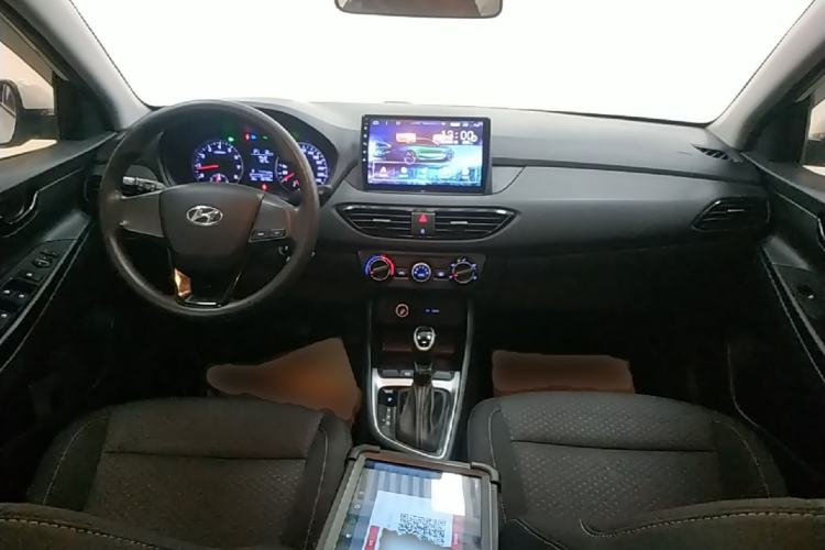 Used Hyundai Celesta 2018 1.6L Automatic GL Enjoyment Edition China VI compliant Center Console
