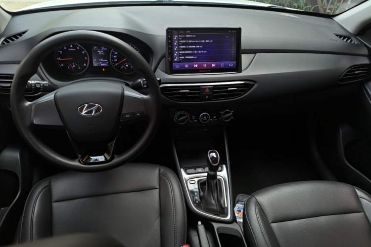 Used Hyundai Celesta 2018 1.6L Automatic GL Enjoyment Edition China VI compliant Center Console