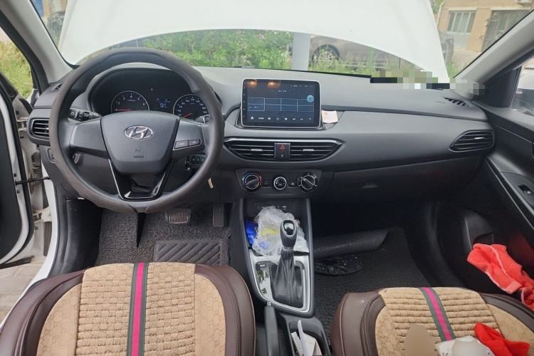 Used Hyundai Celesta 2018 1.6L Automatic GL Enjoyment Edition China VI compliant Center Console