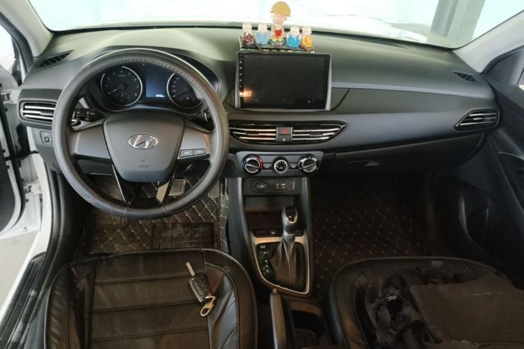 Used Hyundai Celesta 2018 1.6L Automatic GL Enjoyment Edition China VI compliant Center Console