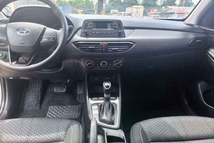 Used Hyundai Celesta 2018 1.6L Automatic GL Enjoyment Edition China VI compliant Center Console
