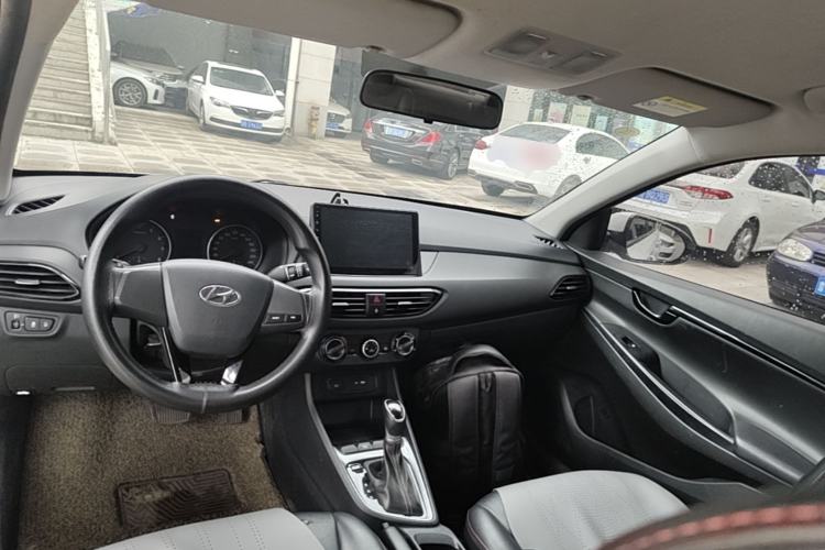 Used Hyundai Celesta 2018 1.6L Automatic GL Enjoyment Edition China VI compliant Center Console