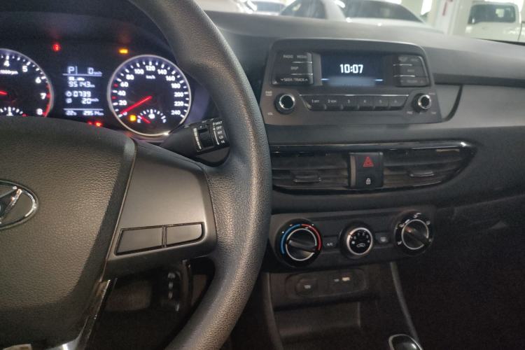 Used Hyundai Celesta 2018 1.6L Automatic GL Enjoyment Edition China VI compliant Center Console