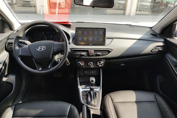 Used Hyundai Celesta 2018 1.6L Automatic GL Enjoyment Edition China VI compliant Center Console