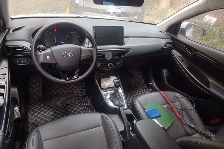 Used Hyundai Celesta 2018 1.6L Automatic GL Enjoyment Edition China VI compliant Center Console