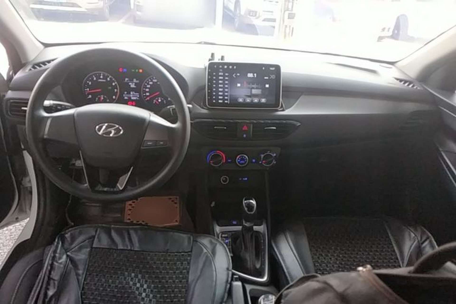 Used Hyundai Celesta 2018 1.6L Automatic GL Enjoyment Edition China VI compliant Center Console