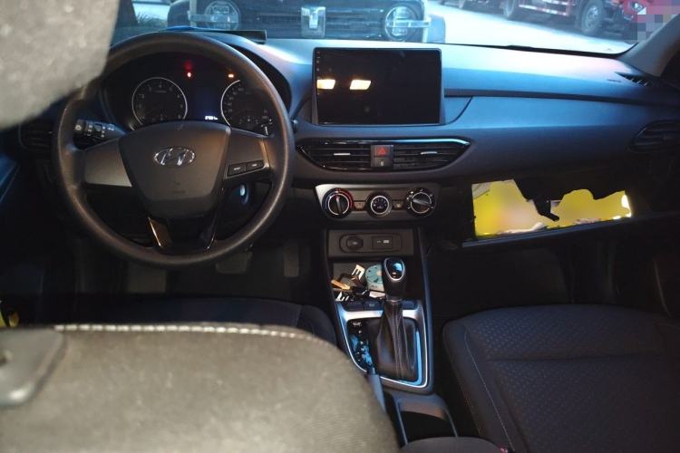 Used Hyundai Celesta 2018 1.6L Automatic GL Enjoyment Edition China VI compliant Center Console