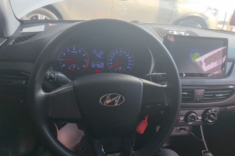 Used Hyundai Celesta 2018 1.6L Automatic GL Enjoyment Edition China VI compliant Center Console
