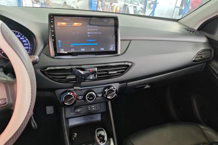 Used Hyundai Celesta 2018 1.6L Automatic GL Enjoyment Edition China VI compliant Center Console