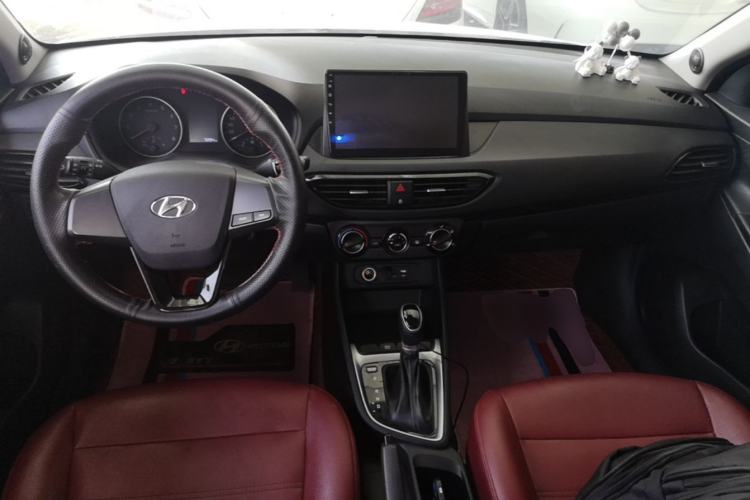Used Hyundai Celesta 2018 1.6L Automatic GL Enjoyment Edition China VI compliant Center Console