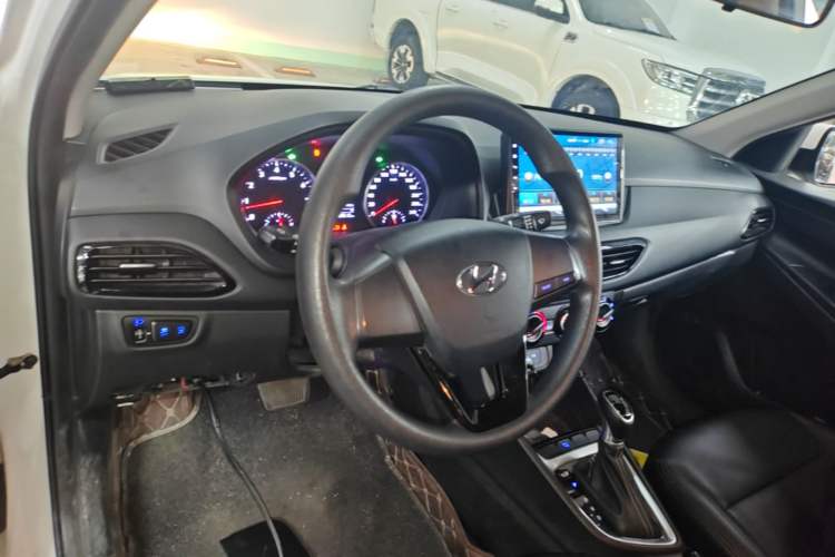 Used Hyundai Celesta 2018 1.6L Automatic GL Enjoyment Edition China VI compliant Center Console