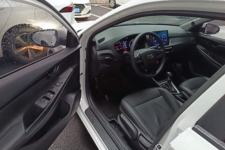 Used Hyundai Celesta 2018 1.6L Automatic GL Enjoyment Edition China VI compliant Driver Seat