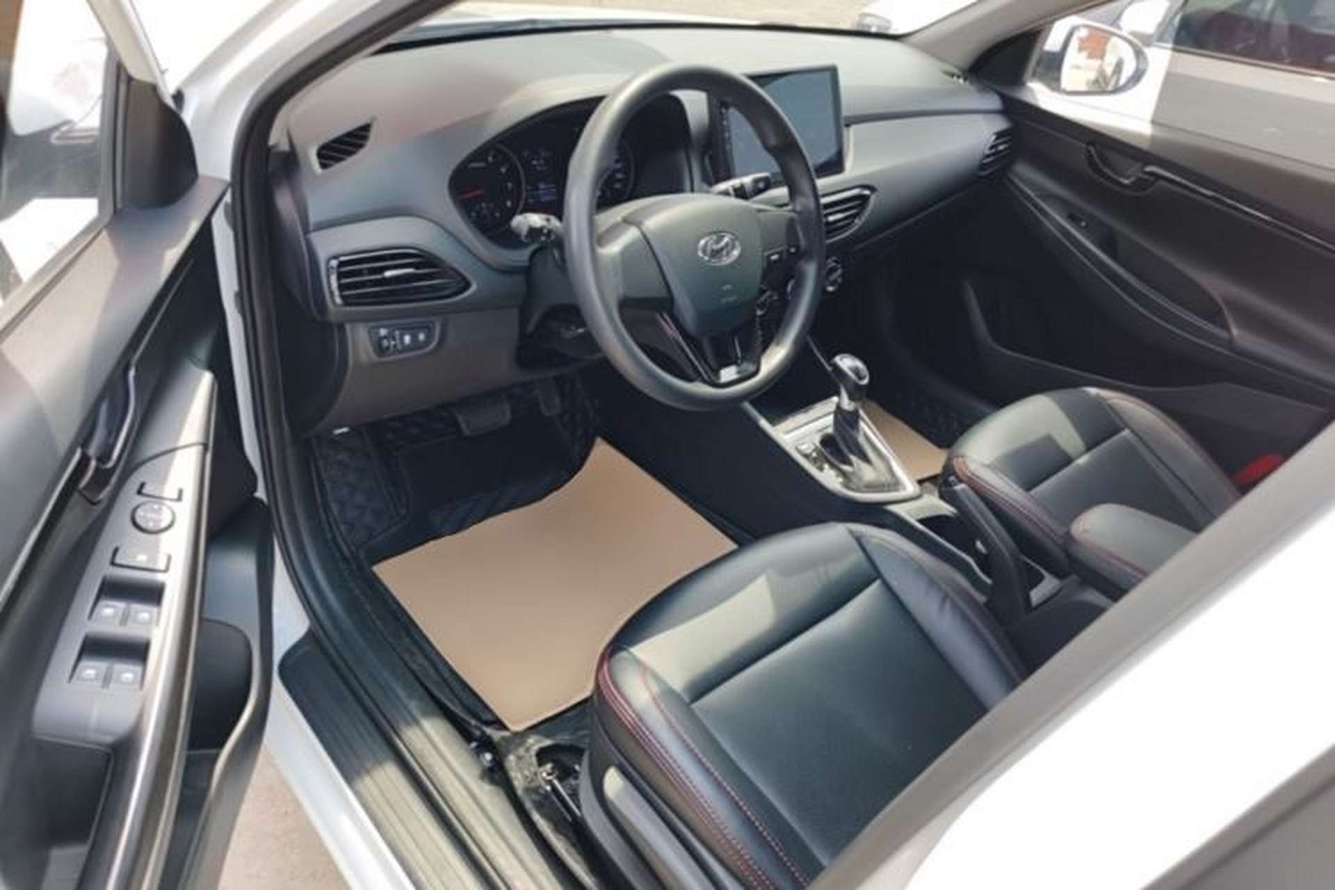 Used Hyundai Celesta 2018 1.6L Automatic GL Enjoyment Edition China VI compliant Driver Seat