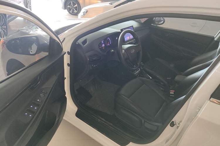 Used Hyundai Celesta 2018 1.6L Automatic GL Enjoyment Edition China VI compliant Driver Seat
