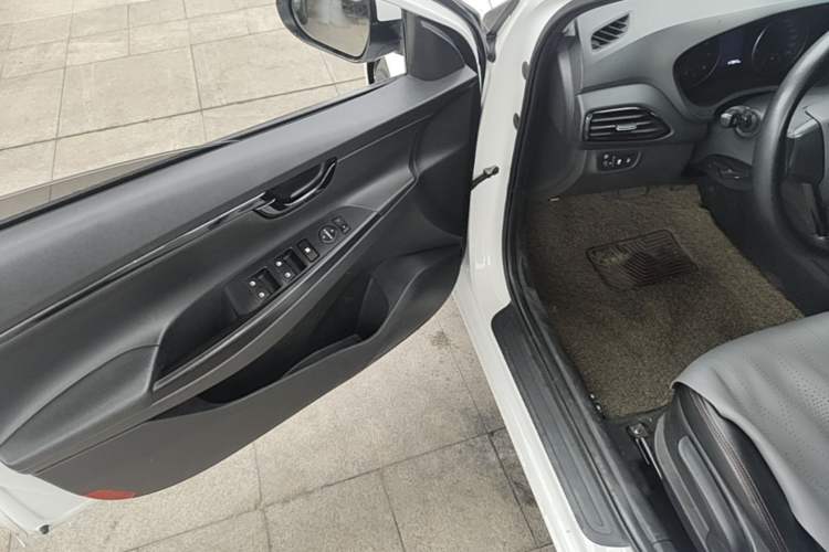 Used Hyundai Celesta 2018 1.6L Automatic GL Enjoyment Edition China VI compliant Driver Seat