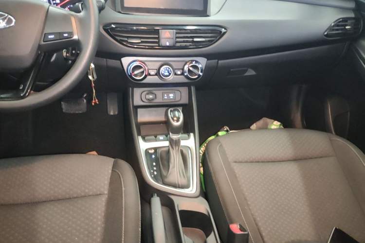 Used Hyundai Celesta 2018 1.6L Automatic GL Enjoyment Edition China VI compliant Gear Lever