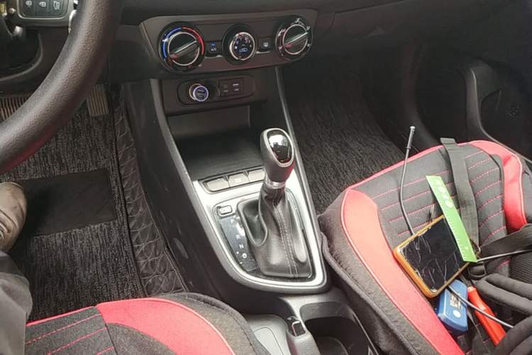 Used Hyundai Celesta 2018 1.6L Automatic GL Enjoyment Edition China VI compliant Gear Lever