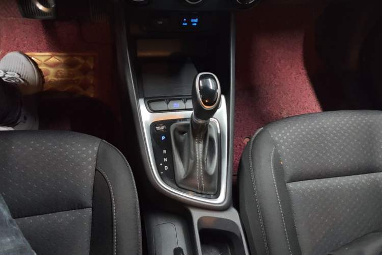 Used Hyundai Celesta 2018 1.6L Automatic GL Enjoyment Edition China VI compliant Gear Lever