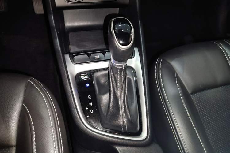 Used Hyundai Celesta 2018 1.6L Automatic GL Enjoyment Edition China VI compliant Gear Lever