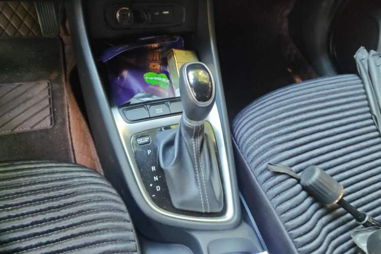 Used Hyundai Celesta 2018 1.6L Automatic GL Enjoyment Edition China VI compliant Gear Lever