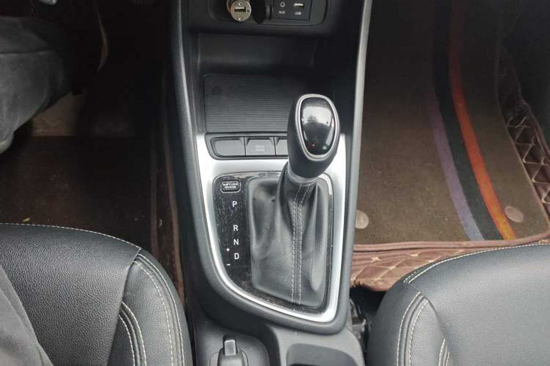 Used Hyundai Celesta 2018 1.6L Automatic GL Enjoyment Edition China VI compliant Gear Lever