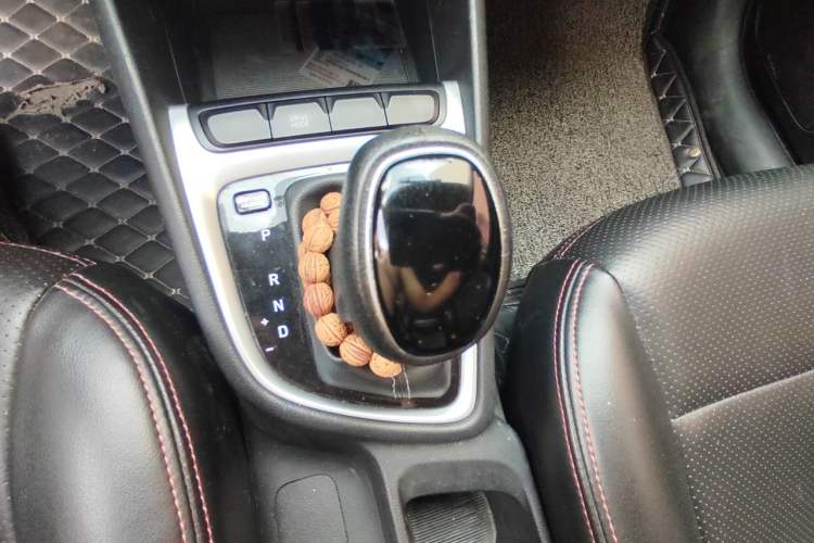 Used Hyundai Celesta 2018 1.6L Automatic Enjoyment Version GLS China V Emission Standard Gear Lever
