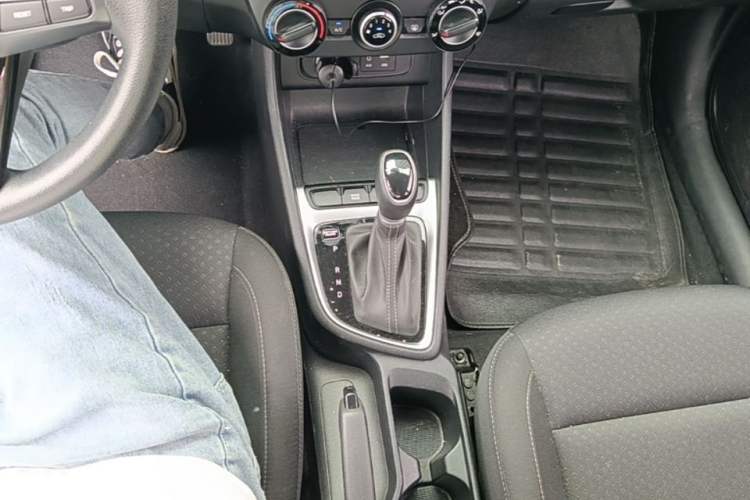 Used Hyundai Celesta 2018 1.6L Automatic GL Enjoyment Edition China VI compliant Gear Lever