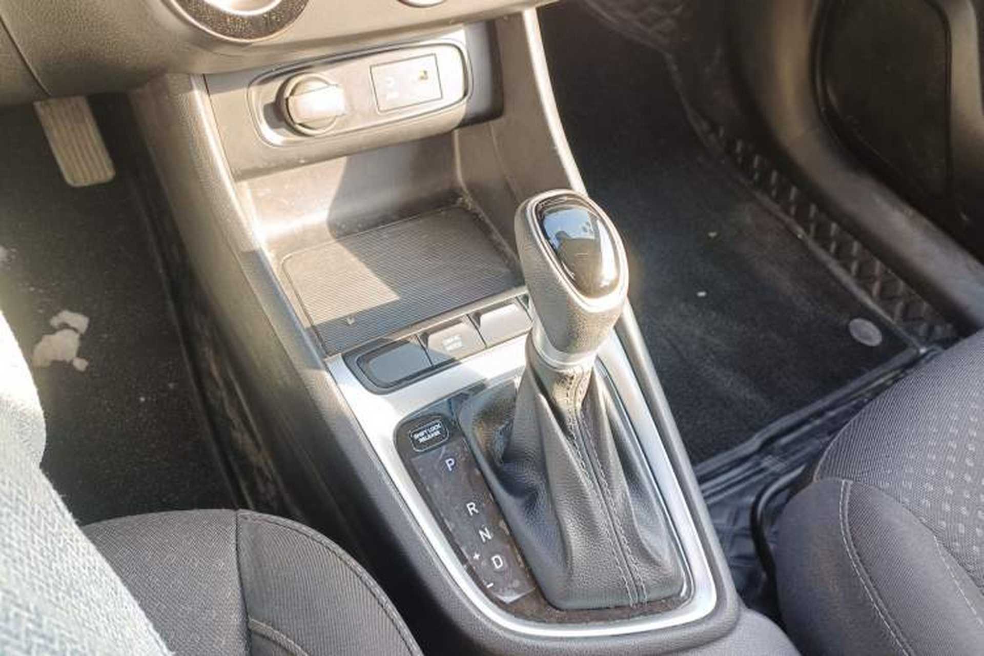 Used Hyundai Celesta 2018 1.6L Automatic GL Enjoyment Edition China VI compliant Gear Lever