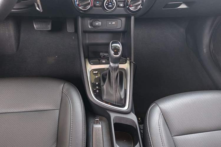 Used Hyundai Celesta 2018 1.6L Automatic GL Enjoyment Edition China VI compliant Gear Lever
