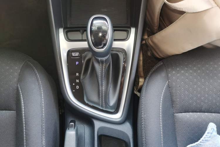 Used Hyundai Celesta 2018 1.6L Automatic GL Enjoyment Edition China VI compliant Gear Lever