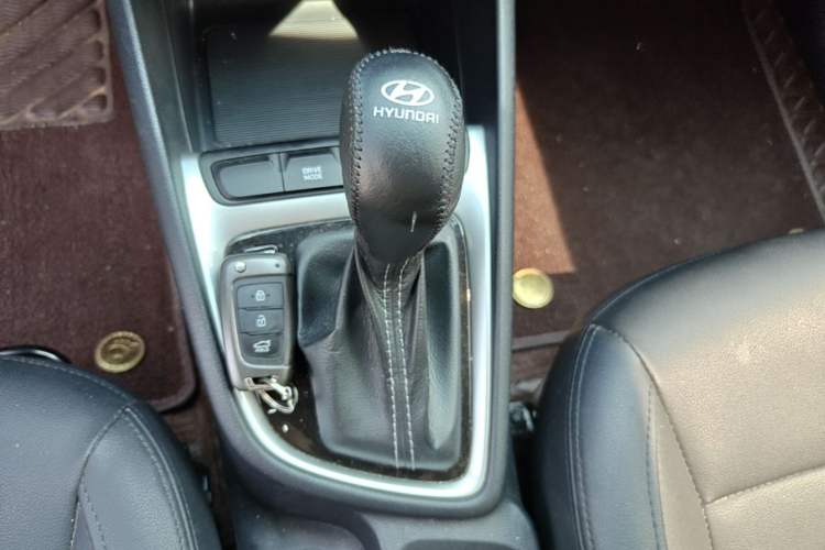 Used Hyundai Celesta 2018 1.6L Automatic GL Enjoyment Edition China VI compliant Gear Lever