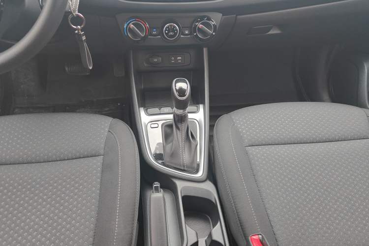 Used Hyundai Celesta 2018 1.6L Automatic GL Enjoyment Edition China VI compliant Gear Lever