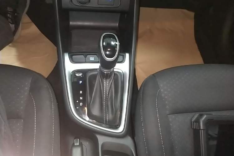 Used Hyundai Celesta 2018 1.6L Automatic GL Enjoyment Edition China VI compliant Gear Lever