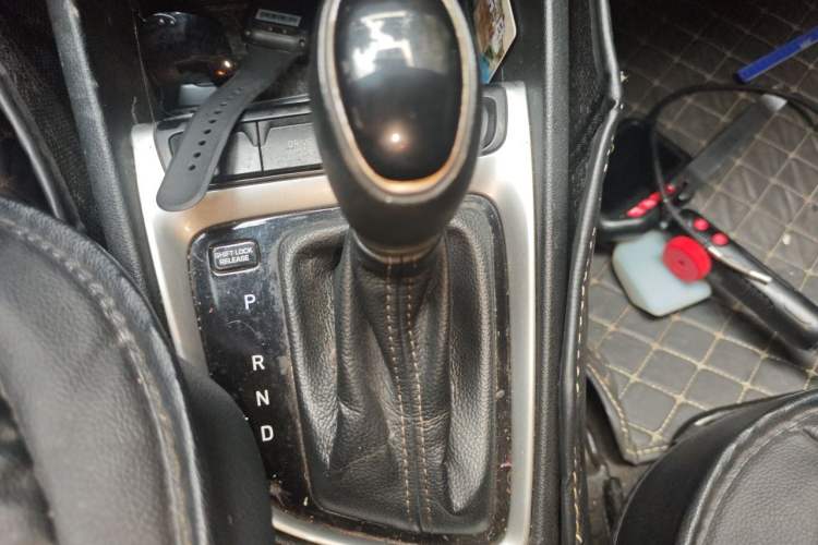 Used Hyundai Celesta 2018 1.6L Automatic GL Enjoyment Edition China VI compliant Gear Lever