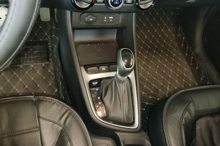 Used Hyundai Celesta 2018 1.6L Automatic GL Enjoyment Edition China VI compliant Gear Lever