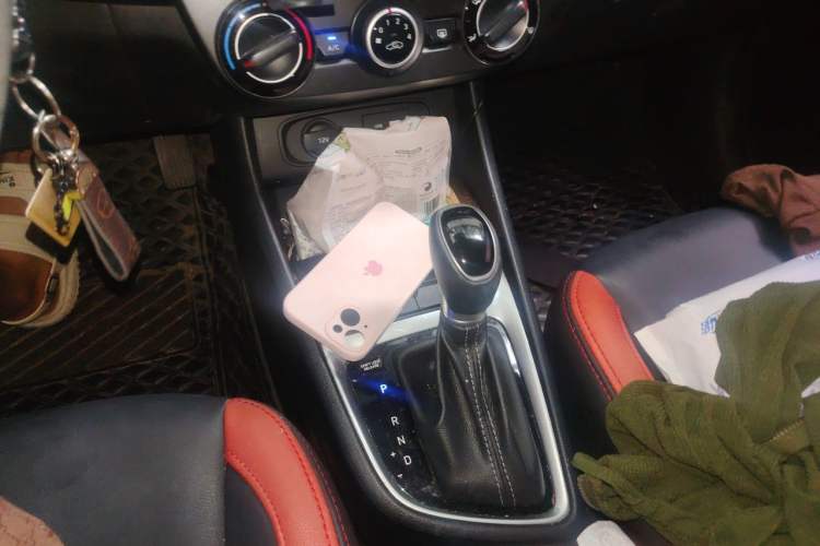 Used Hyundai Celesta 2018 1.6L Automatic GL Enjoyment Edition China VI compliant Gear Lever