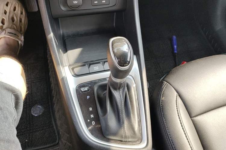 Used Hyundai Celesta 2018 1.6L Automatic GL Enjoyment Edition China VI compliant Gear Lever