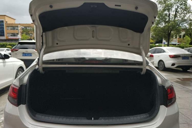 Used Hyundai Celesta 2018 1.6L Automatic GL Enjoyment Edition China VI compliant Trunk
