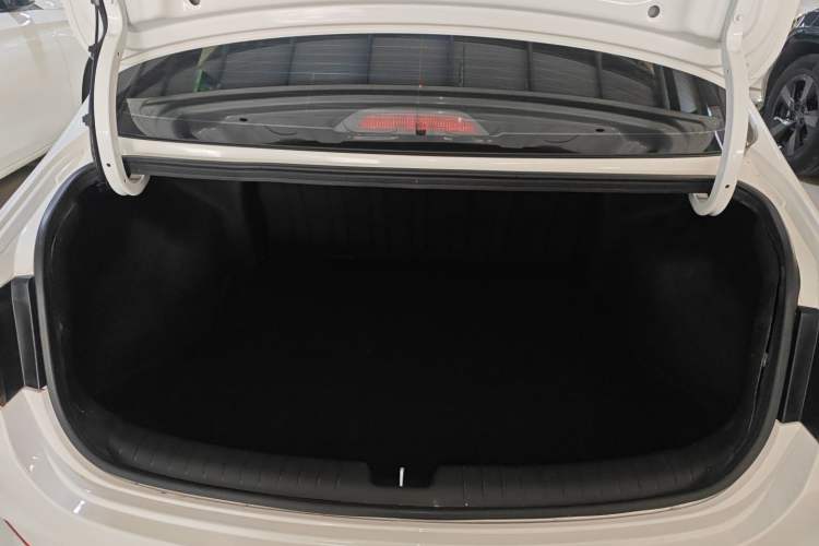 Used Hyundai Celesta 2018 1.6L Automatic GL Enjoyment Edition China VI compliant Trunk