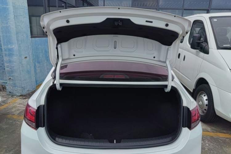 Used Hyundai Celesta 2018 1.6L Automatic GL Enjoyment Edition China VI compliant Trunk