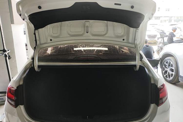 Used Hyundai Celesta 2018 1.6L Automatic GL Enjoyment Edition China VI compliant Trunk