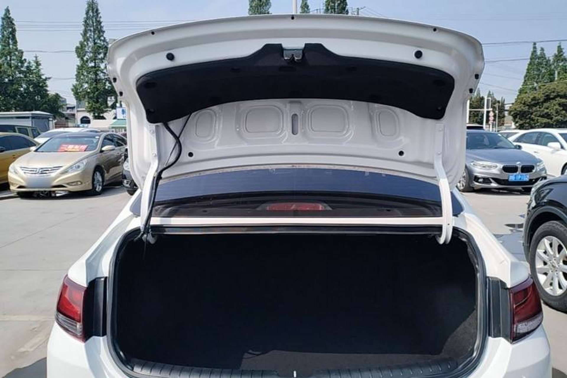 Used Hyundai Celesta 2018 1.6L Automatic GL Enjoyment Edition China VI compliant Trunk