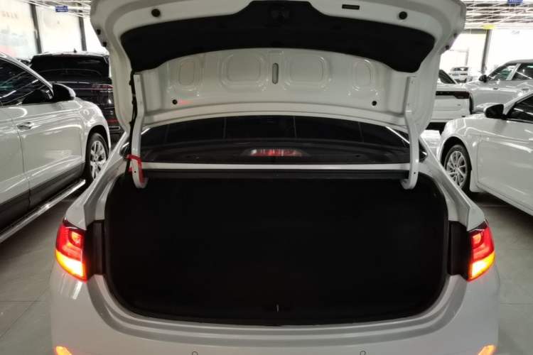 Used Hyundai Celesta 2018 1.6L Automatic GL Enjoyment Edition China VI compliant Trunk