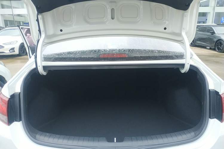 Used Hyundai Celesta 2018 1.6L Automatic GL Enjoyment Edition China VI compliant Trunk