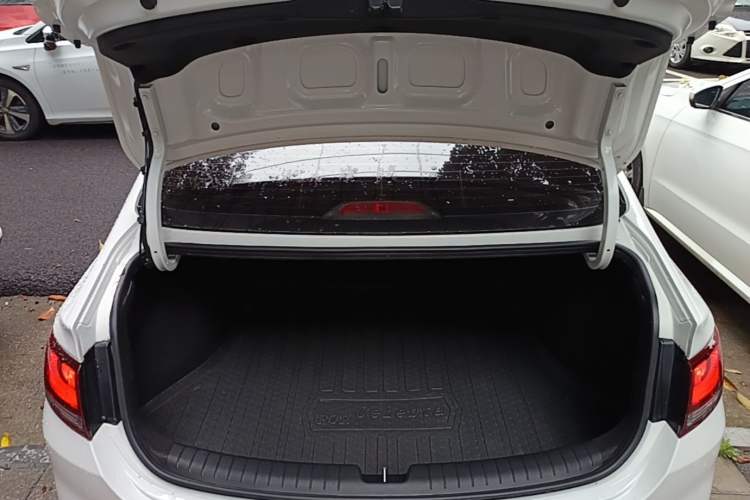 Used Hyundai Celesta 2018 1.6L Automatic GL Enjoyment Edition China VI compliant Trunk