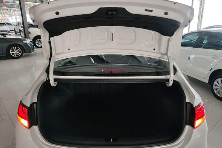 Used Hyundai Celesta 2018 1.6L Automatic GL Enjoyment Edition China VI compliant Trunk